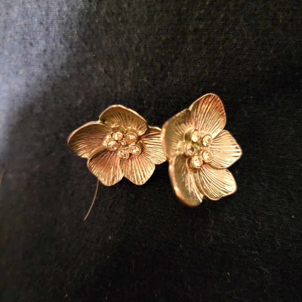 Flower rhinestone studs